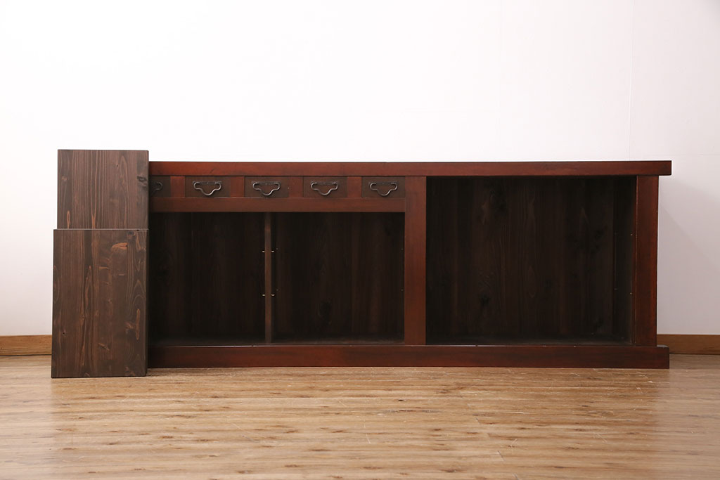 【セミオーダー家具実例】明治期の古い水屋箪笥・下段に高品質リペアを施しました。幅と奥行をリサイズし、当店商品のレイアウトを参考に5杯の引き出しを新たに製作。引き戸は透かし入りのガラス戸と鎧戸に。引き戸内部はご要望通りの棚板と可動式の棚受けを設置し、天板は新材にて取り付け。色味は元のツートーン  のままで仕上げました。(食器棚、収納棚、戸棚)
