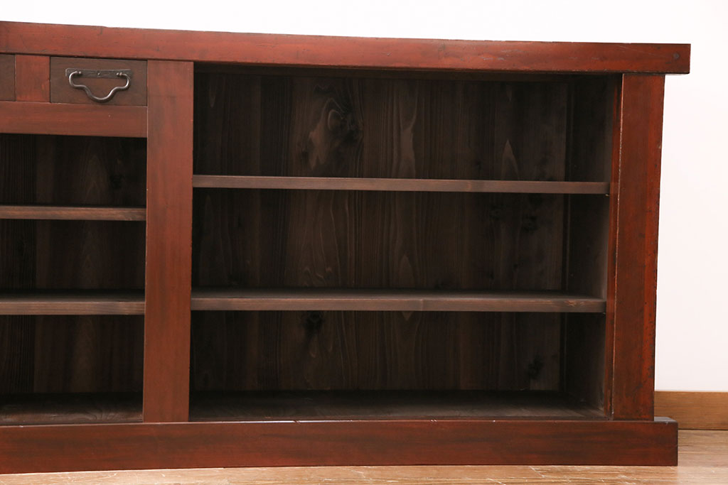 【セミオーダー家具実例】明治期の古い水屋箪笥・下段に高品質リペアを施しました。幅と奥行をリサイズし、当店商品のレイアウトを参考に5杯の引き出しを新たに製作。引き戸は透かし入りのガラス戸と鎧戸に。引き戸内部はご要望通りの棚板と可動式の棚受けを設置し、天板は新材にて取り付け。色味は元のツートーン  のままで仕上げました。(食器棚、収納棚、戸棚)