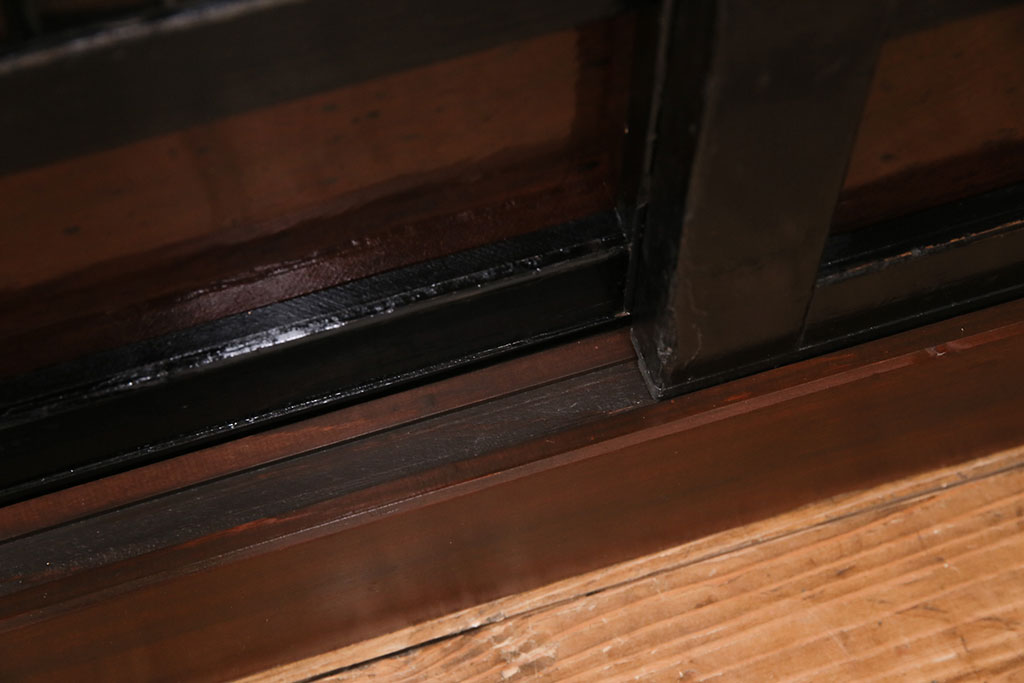 【セミオーダー家具実例】明治期の古い水屋箪笥・下段に高品質リペアを施しました。幅と奥行をリサイズし、当店商品のレイアウトを参考に5杯の引き出しを新たに製作。引き戸は透かし入りのガラス戸と鎧戸に。引き戸内部はご要望通りの棚板と可動式の棚受けを設置し、天板は新材にて取り付け。色味は元のツートーン  のままで仕上げました。(食器棚、収納棚、戸棚)