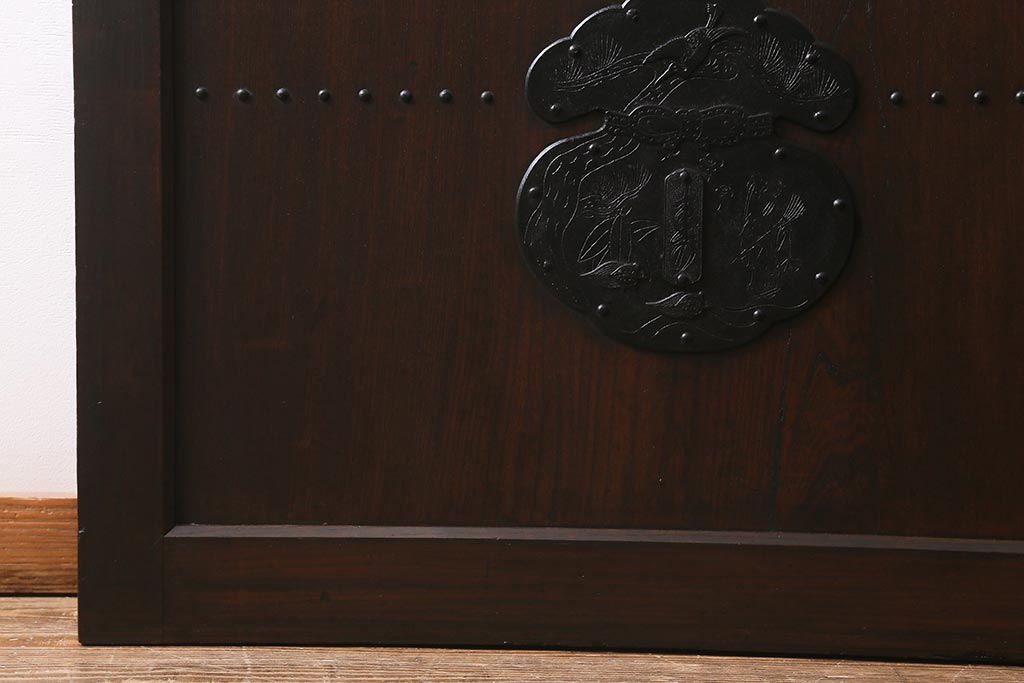 アンティーク建具　明治大正期　総ケヤキ材一枚板　珍しい小振りサイズの蔵戸(建具、引き戸、玄関戸)(R-040390)