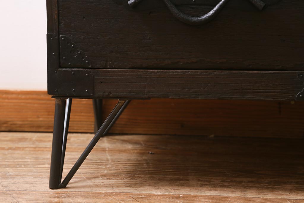 アンティーク家具　和製アンティーク　鉄脚リメイク　大きな蛭手が目を引く箪笥ローボード(衣装箪笥、チェスト、引き出し、リビングボード)(R-040393)