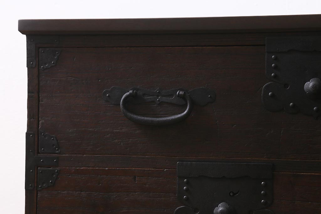 アンティーク家具　和製アンティーク　脚付きリメイク　鋲金具が存在感を引き立てる片開き戸付きの箪笥ローボード(衣装箪笥、チェスト、引き出し、リビングボード)(R-040394)