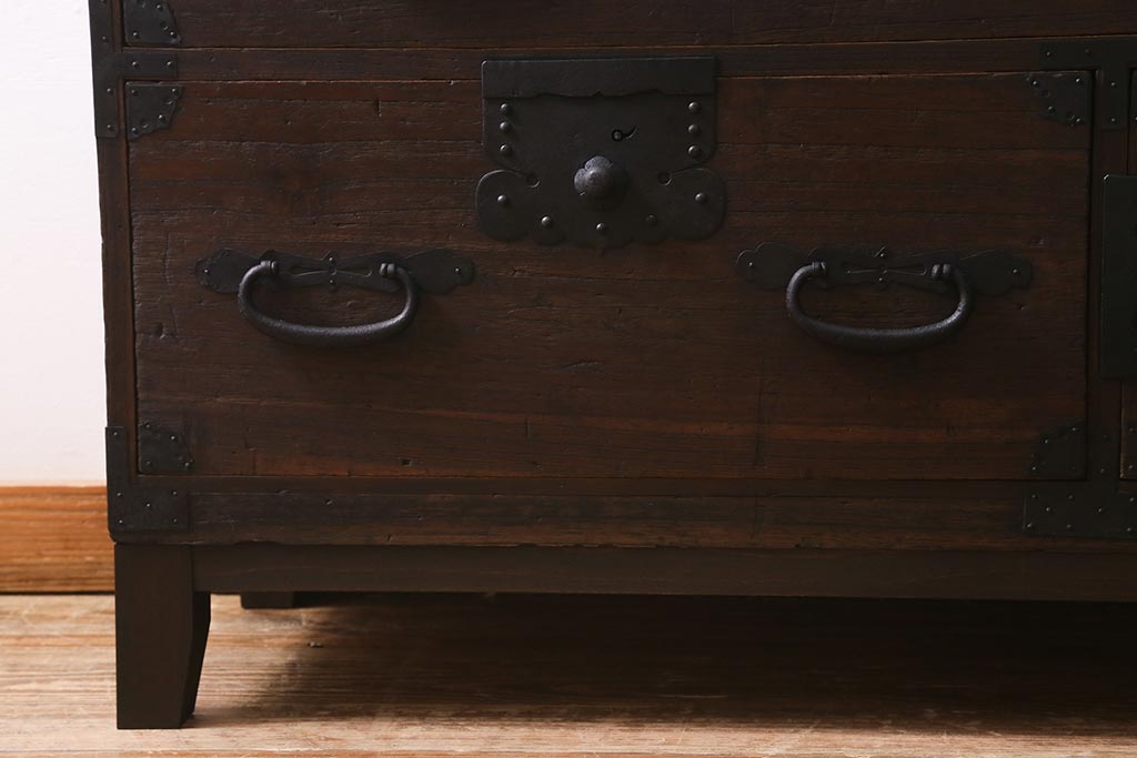 アンティーク家具　和製アンティーク　脚付きリメイク　鋲金具が存在感を引き立てる片開き戸付きの箪笥ローボード(衣装箪笥、チェスト、引き出し、リビングボード)(R-040394)