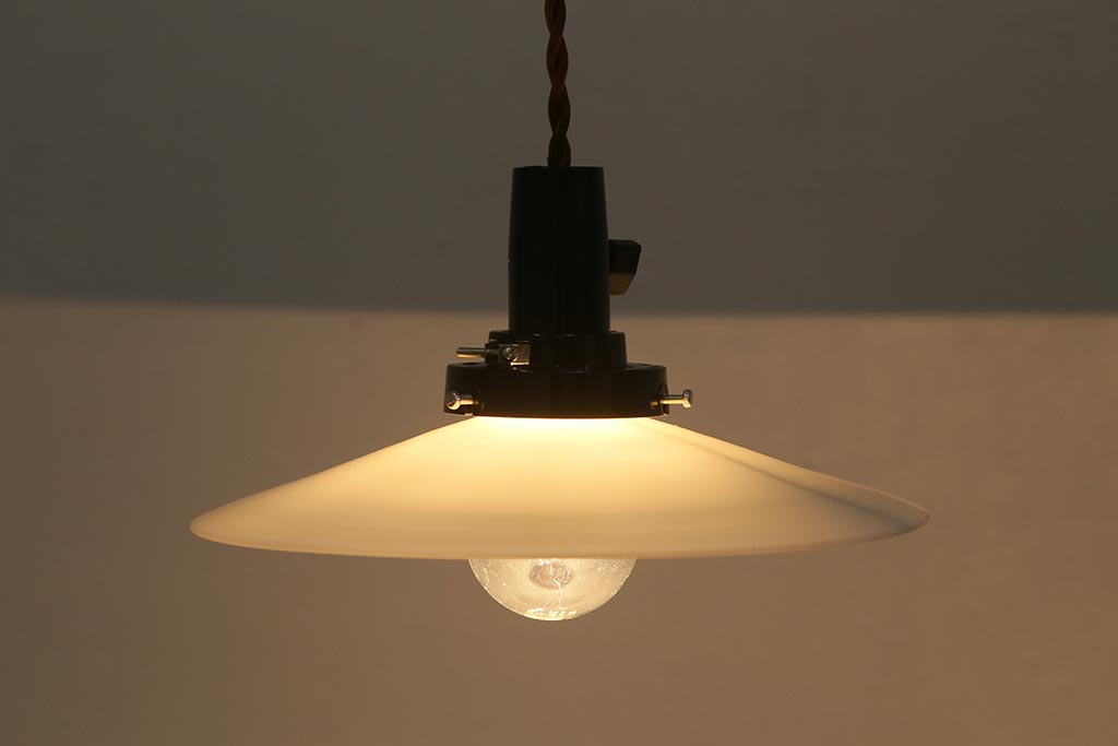 アンティーク照明　戦前　昔懐かしい白い平笠シェードの吊り下げ照明(天井照明、電笠、ペンダントライト)(R-040426)
