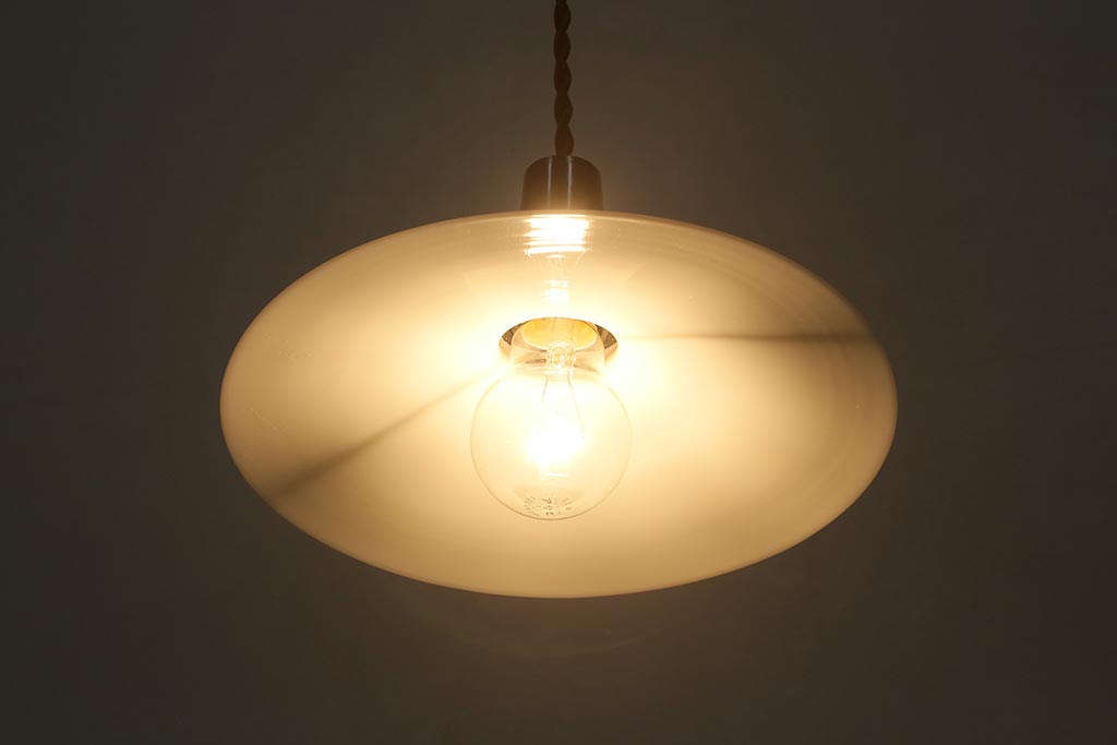 アンティーク照明　戦前　昔懐かしい白い平笠シェードの吊り下げ照明(天井照明、電笠、ペンダントライト)(R-040426)