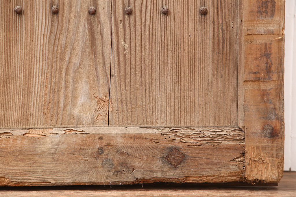 アンティーク建具　和製アンティーク　ヒノキ材　風格漂う格子蔵戸(玄関戸、引き戸)(R-040430)