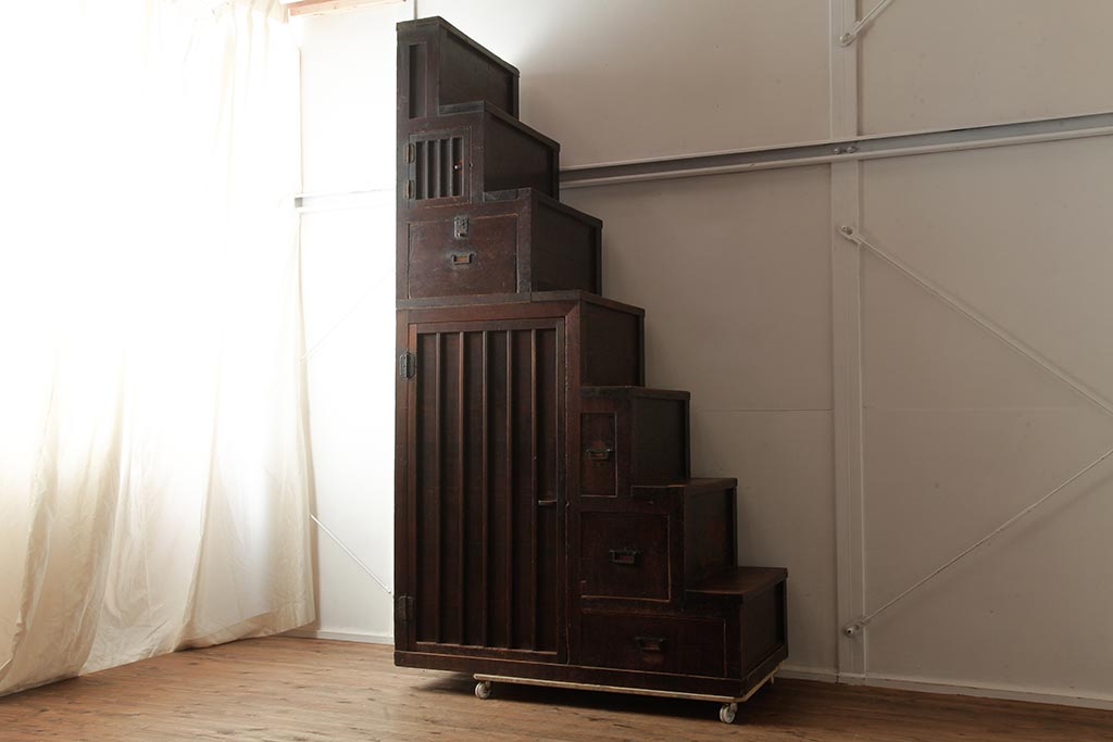 アンティーク家具　縦桟扉付きの和モダンな階段箪笥(収納棚)(R-040449)