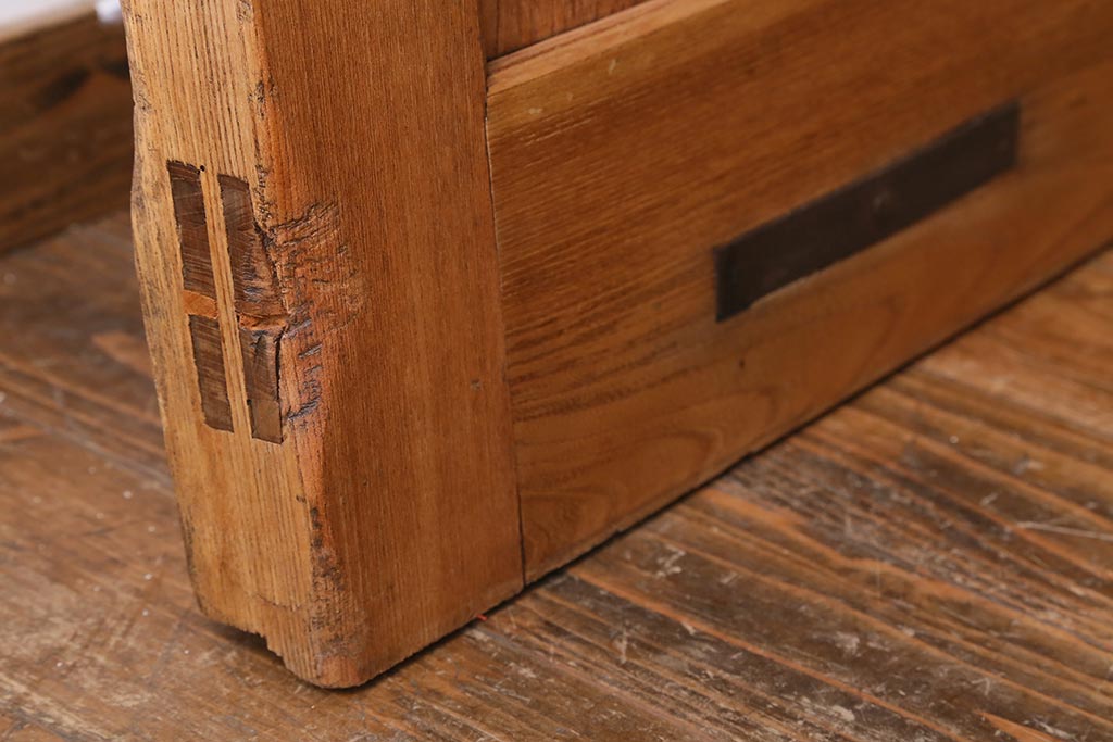 アンティーク建具　和製アンティーク　明治期　巾着金具　ぬくもり溢れる木味が魅力的な蔵戸(引き戸、建具、玄関戸)(R-040459)