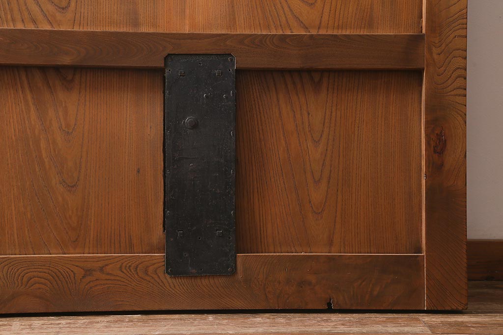アンティーク建具　和製アンティーク　明治大正期　大黒天金具　ぬくもり溢れる木味が魅力的な蔵戸(引き戸、建具、玄関戸)(R-040460)