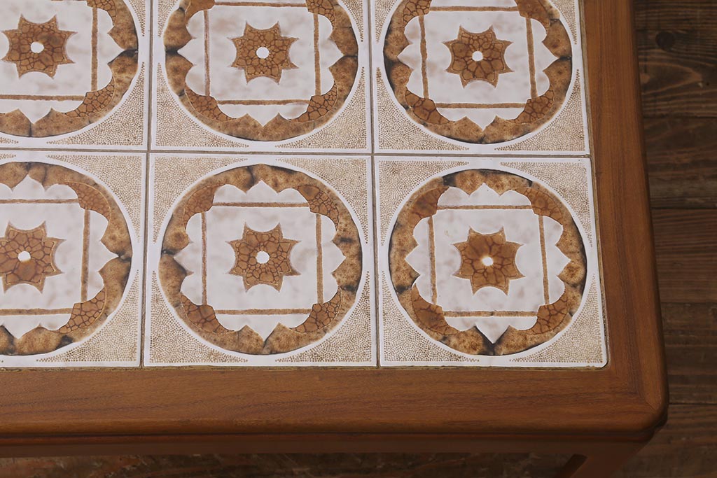 ヴィンテージ家具　北欧ビンテージ　G-PLAN(ジープラン)　チーク材　タイルトップがおしゃれな正方形のコーヒーテーブル(センターテーブル)(R-040474)