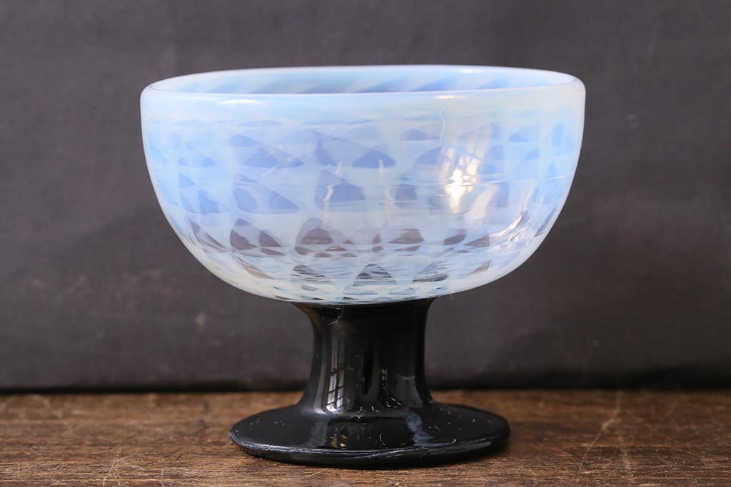 アンティーク雑貨　大正期　乳白鱗紋エナメル脚　碗形氷コップ(和ガラス)(R-040488)