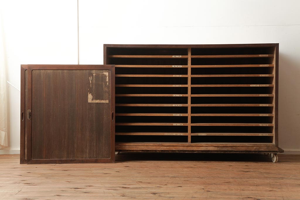レトロ家具　桐材　書類収納に便利な木製戸棚(収納棚、キャビネット)(R-040525)