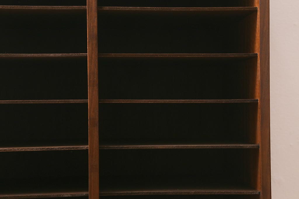 アンティーク家具　縦型　引き出し付き　レトロスタイルにおすすめな木製レターラック(棚、シェルフ)(R-040529)