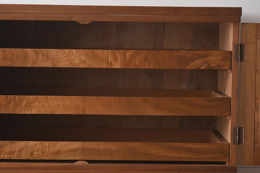 レトロ家具　前面楠材　上品なデザインと柔らかな木色が魅力の重ねタンス(衣装箪笥、チェスト)(R-040561)