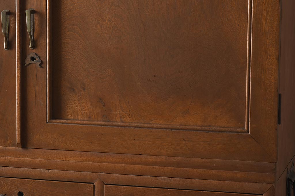 レトロ家具　前面楠材　上品なデザインと柔らかな木色が魅力の重ねタンス(衣装箪笥、チェスト)(R-040561)