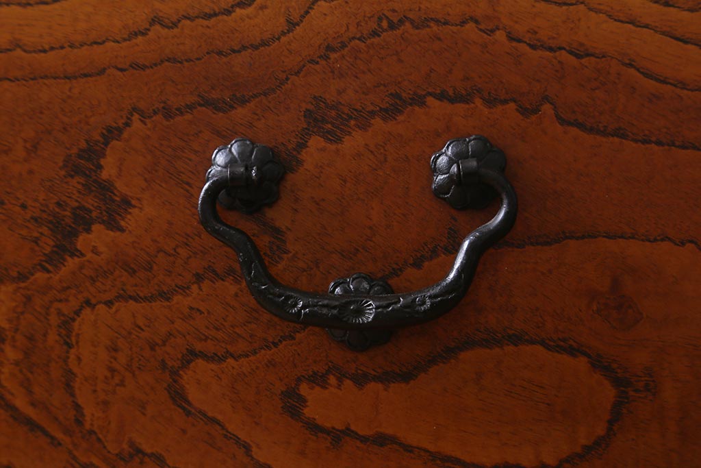 中古　伝統工芸　岩谷堂箪笥　天板栗材　美しい杢目と黒い金具が魅力の整理箪笥(衣装箪笥、引き出し、和タンス)(R-040604)