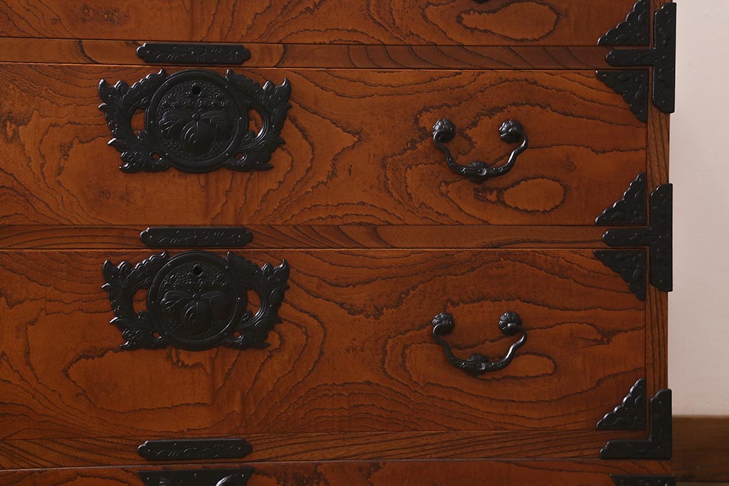 中古　伝統工芸　岩谷堂箪笥　天板栗材　美しい杢目と黒い金具が魅力の整理箪笥(衣装箪笥、引き出し、和タンス)(R-040604)