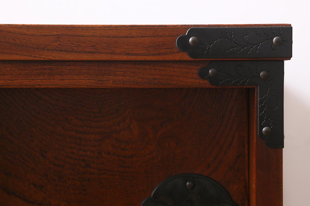 リメイク家具　岩谷堂箪笥　美しい杢目と黒い金具が魅力の脚付き箪笥ローボード(整理箪笥、和タンス)(R-040606)