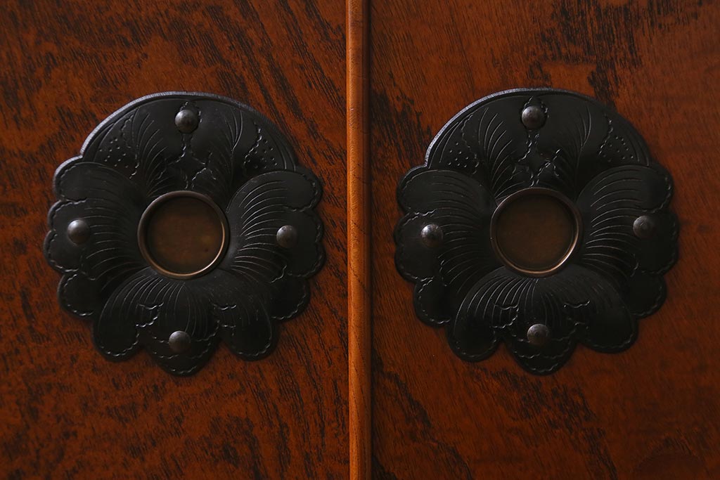 リメイク家具　岩谷堂箪笥　美しい杢目と黒い金具が魅力の脚付き箪笥ローボード(整理箪笥、和タンス)(R-040606)