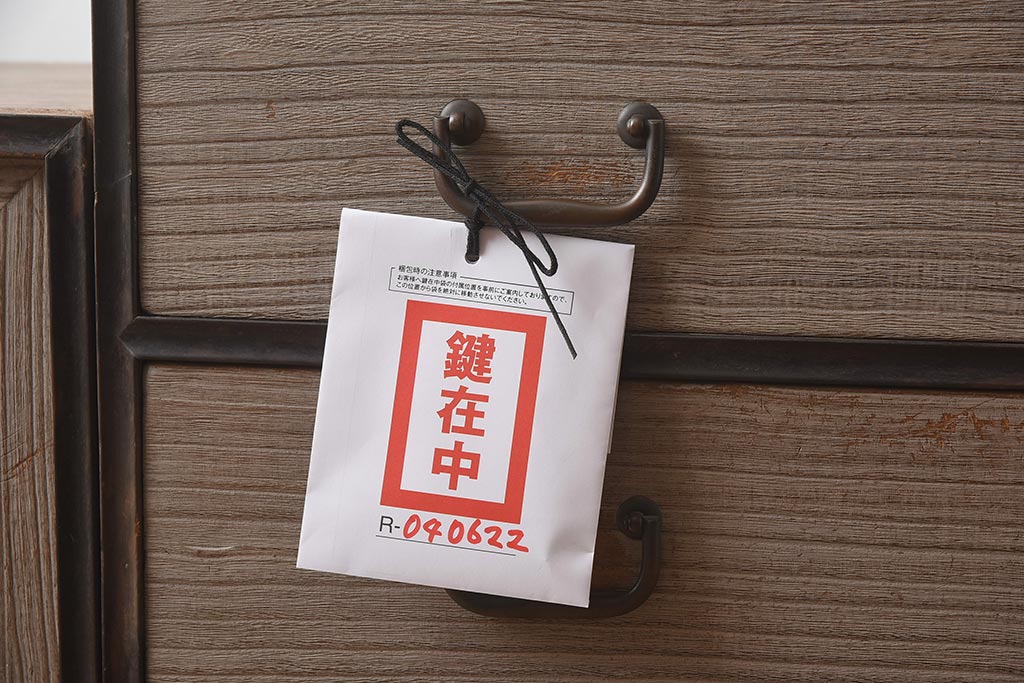 アンティーク家具　和製アンティーク　昭和中期　総桐材　黒檀材　古い木肌が味わい深い上手物の3段重ね箪笥(衣装箪笥、引き出し、桐箪笥、桐たんす、和タンス、収納箪笥)(R-040622)