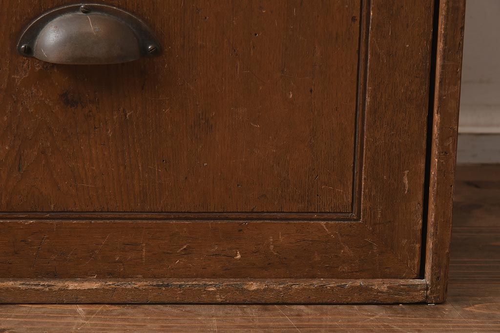 レトロ家具　昭和初期　栓材　レトロな雰囲気漂う倹飩扉の収納箱(収納棚、戸棚)(R-040658)