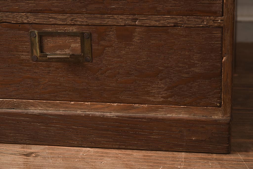レトロ家具　昭和レトロ　昭和中期　ネームプレート付き　ナラ材の特徴的な木味が趣溢れる小引き出し(小物収納、サイドチェスト、引き出し)(R-040665)