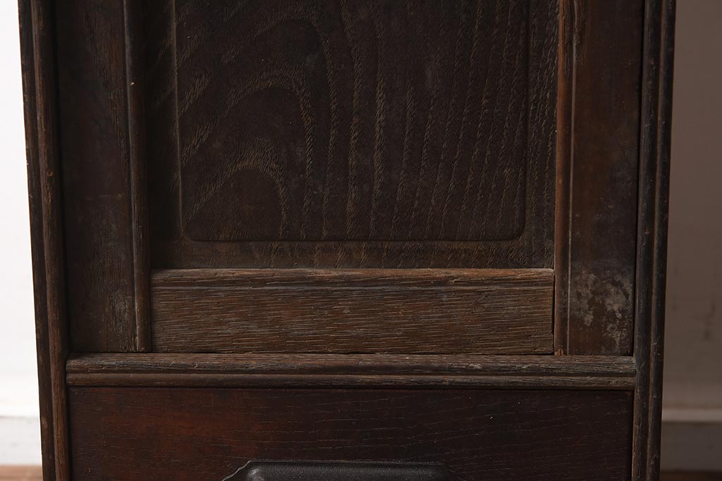 アンティーク家具　大正昭和初期　倹飩扉式　引き出し付きのスリムな収納箱(収納棚、戸棚)(R-040669)