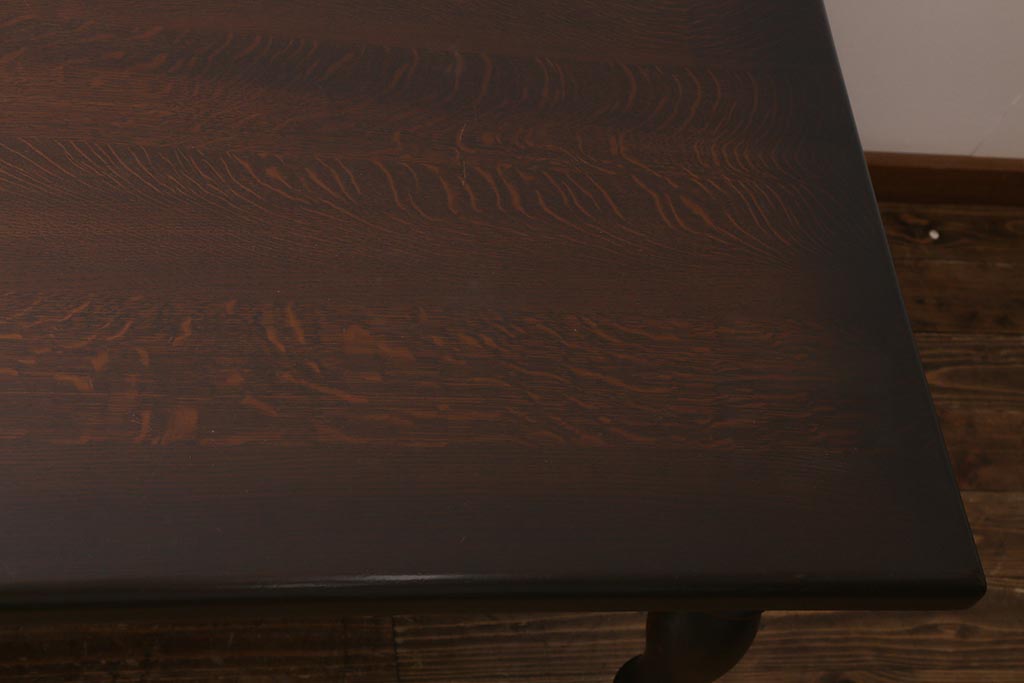 ヴィンテージ家具　輸入家具　オーク材　重厚なデザインが目を引くオランダ製のダイニングテーブル(定価約25万円)(4人掛け、6人掛け、ビンテージ)(R-040680)