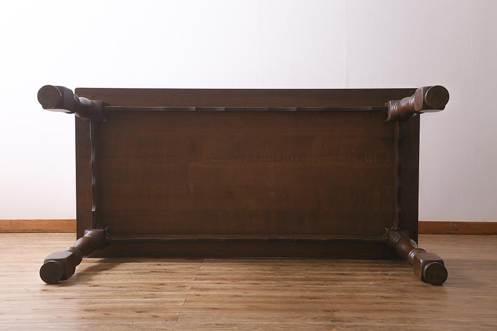 ヴィンテージ家具　輸入家具　オーク材　重厚なデザインが目を引くオランダ製のダイニングテーブル(定価約25万円)(4人掛け、6人掛け、ビンテージ)(R-040680)