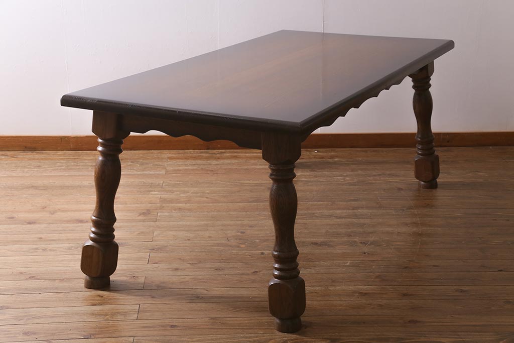 ヴィンテージ家具　輸入家具　オーク材　重厚なデザインが目を引くオランダ製のダイニングテーブル(定価約25万円)(4人掛け、6人掛け、ビンテージ)(R-040681)