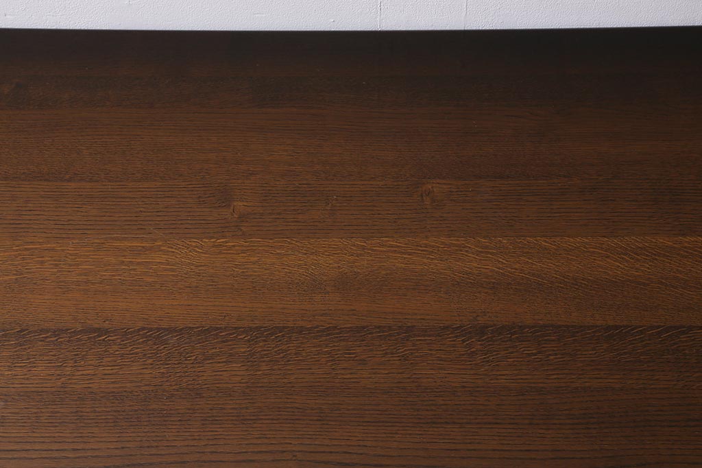 ヴィンテージ家具　輸入家具　オーク材　重厚なデザインが目を引くオランダ製のダイニングテーブル(定価約25万円)(4人掛け、6人掛け、ビンテージ)(R-040681)