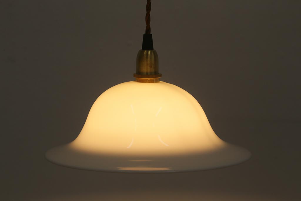 ビンテージ照明　ヨーロッパ製　ゆるやかな曲線が素敵なハット型のペンダントライト(天井照明)(R-040689)