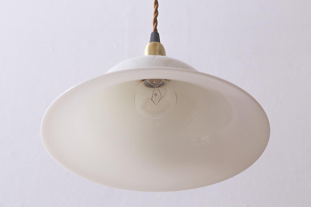ビンテージ照明　ヨーロッパ製　ゆるやかな曲線が素敵なハット型のペンダントライト(天井照明)(R-040689)