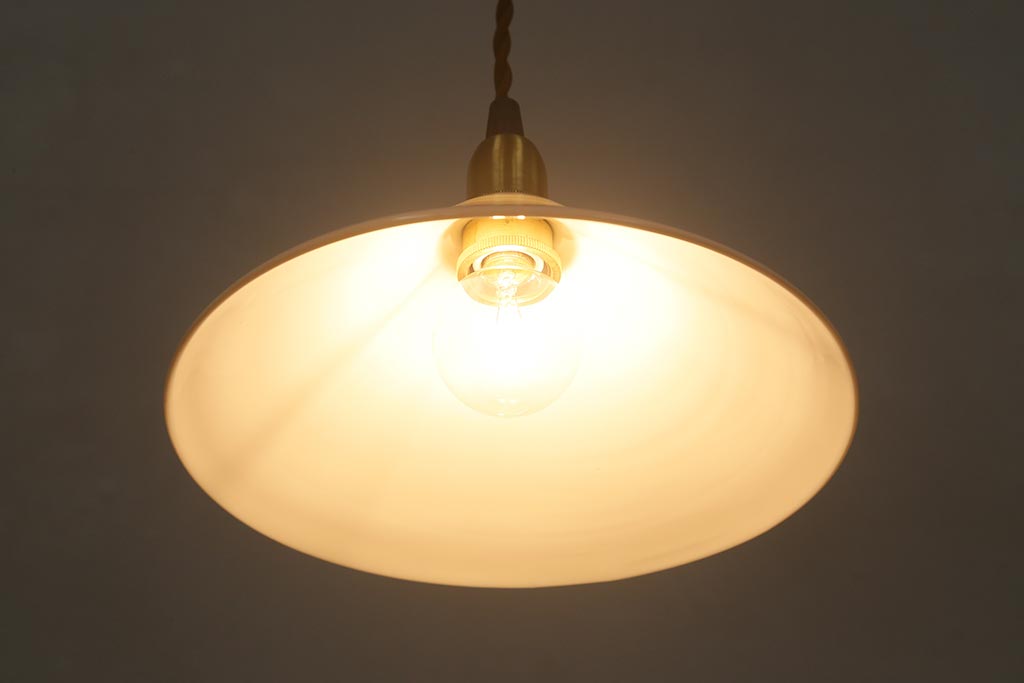 アンティーク照明　シンプルなデザインが取り入れやすいミルクガラスのペンダントライト(天井照明、シェード)(R-040691)