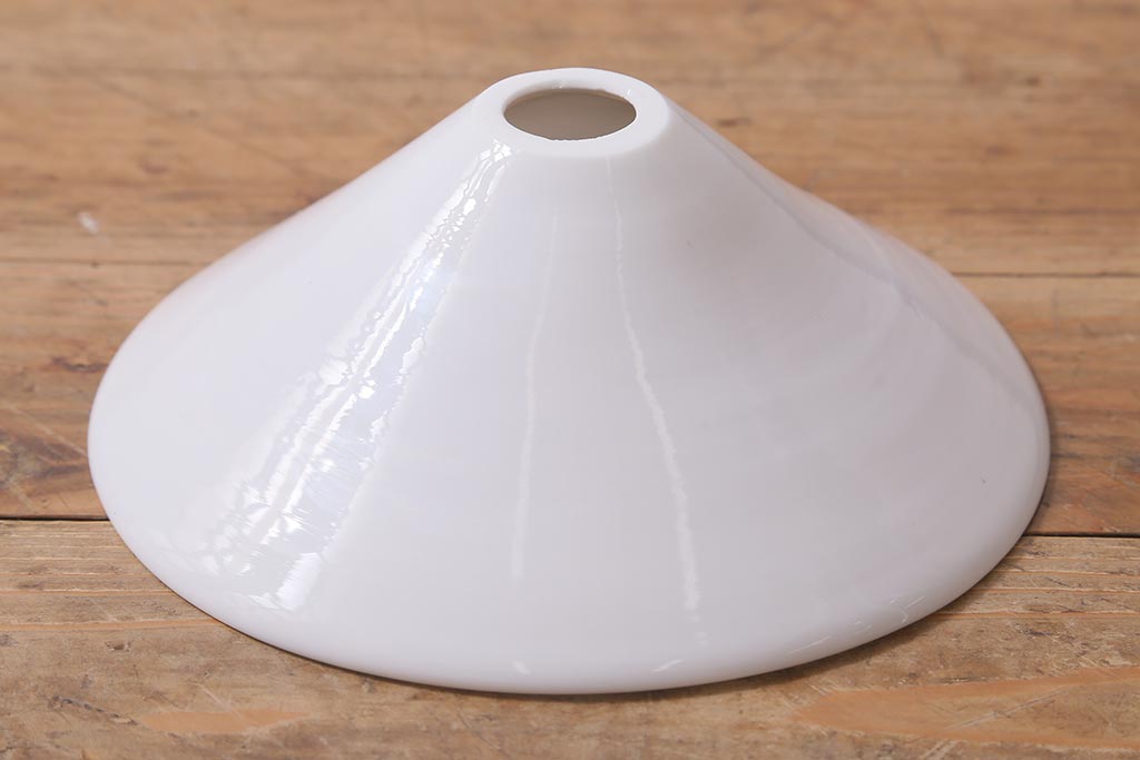 アンティーク照明　シンプルなデザインが取り入れやすいミルクガラスのペンダントライト(天井照明、シェード)(R-040691)