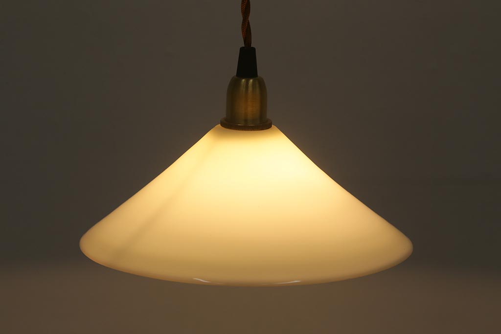 アンティーク照明　シンプルなデザインが取り入れやすいミルクガラスのペンダントライト(天井照明、シェード)(R-040692)
