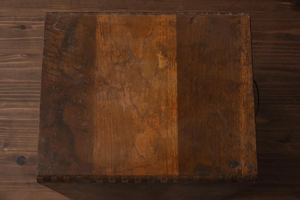 レトロ家具　ナラ材　ネームプレート付き　木目が印象的な小引き出し(卓上収納、小物収納)(R-040709)