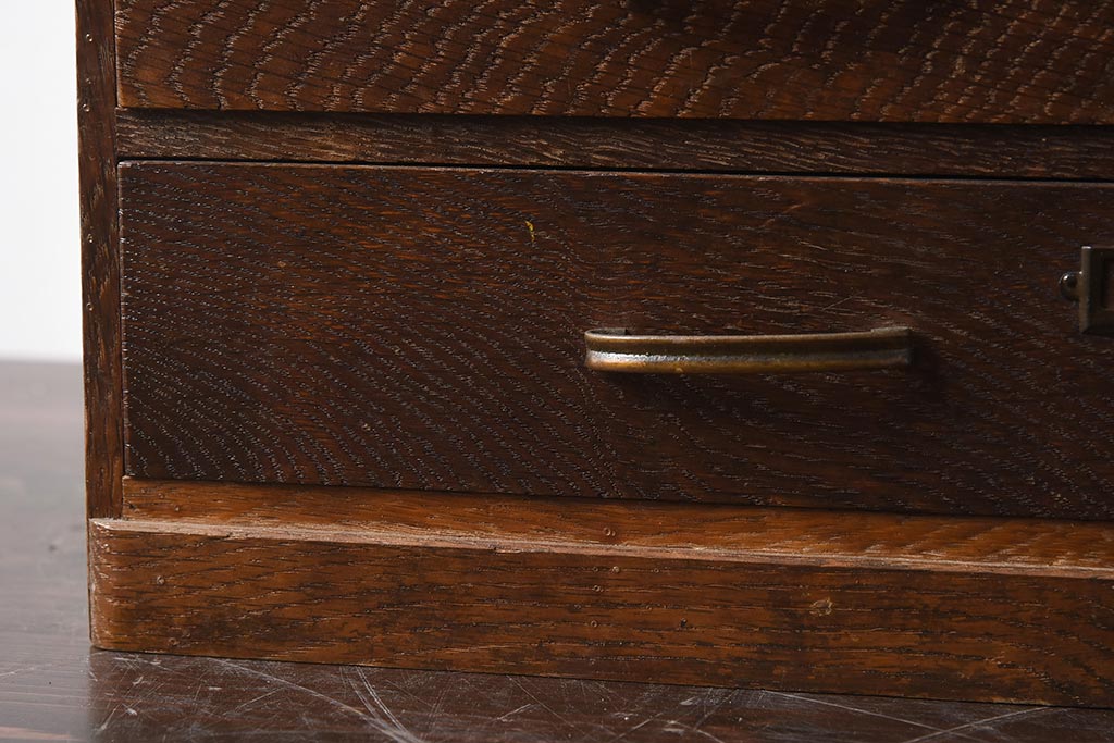 レトロ家具　ナラ材　ネームプレート付き　木目が印象的な小引き出し(卓上収納、小物収納)(R-040709)