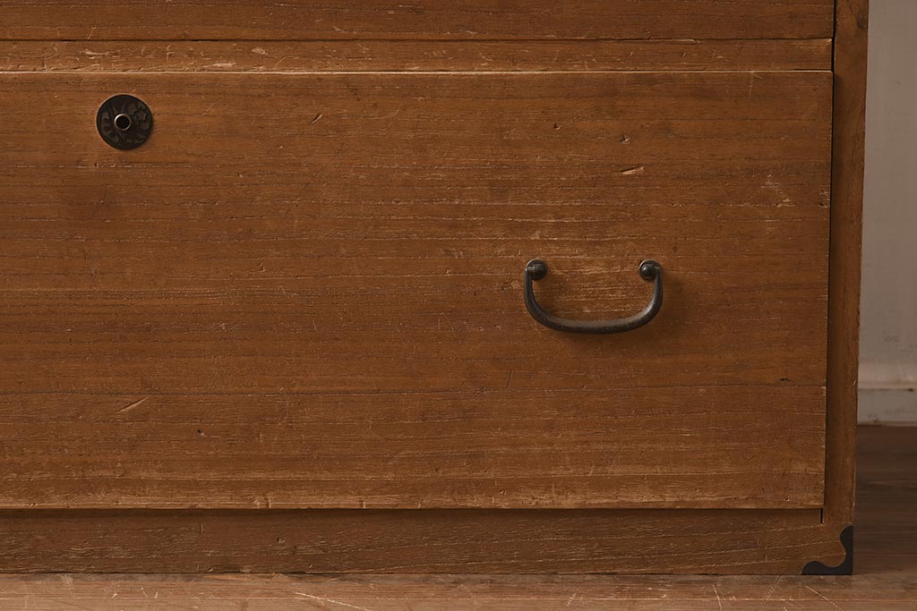 レトロ家具　前面桐材　柔らかでレトロな雰囲気の三段重ね箪笥(和タンス、衣装箪笥、チェスト、桐箪笥、桐たんす)(R-040722)