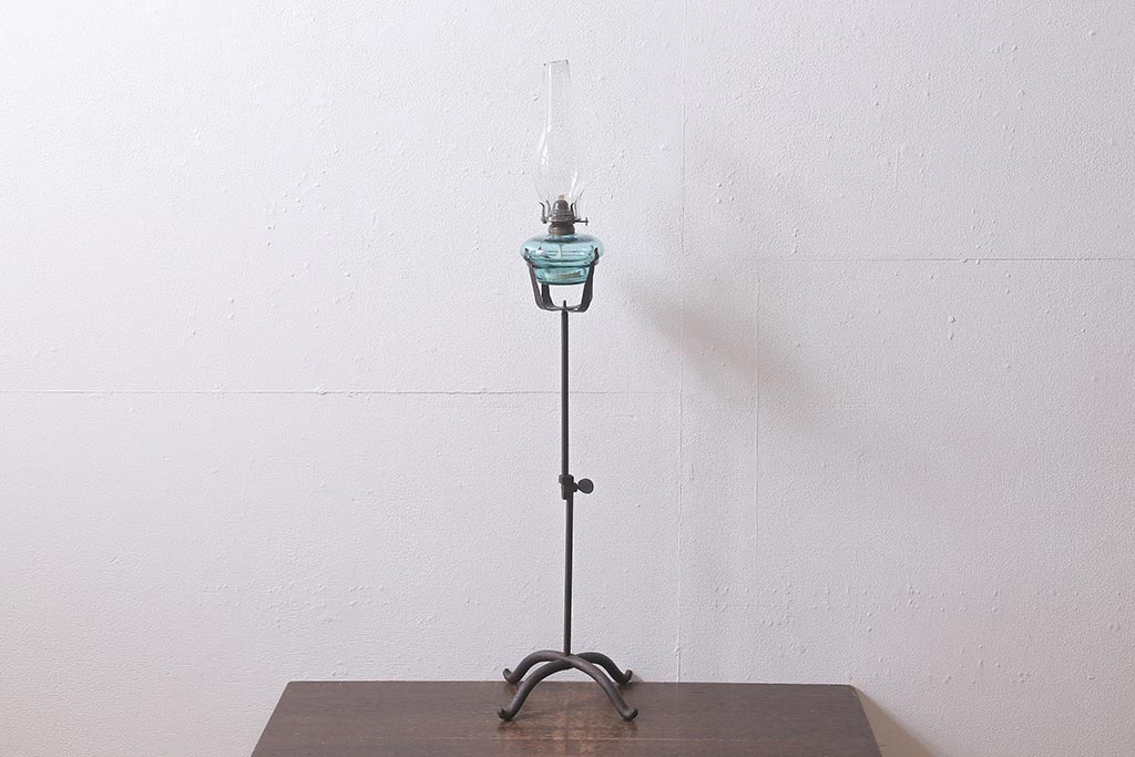 アンティーク雑貨　3分芯　台座付き　薄い青色油壺がおしゃれなオイルランプ(石油ランプ、座敷ランプ)(R-040728)