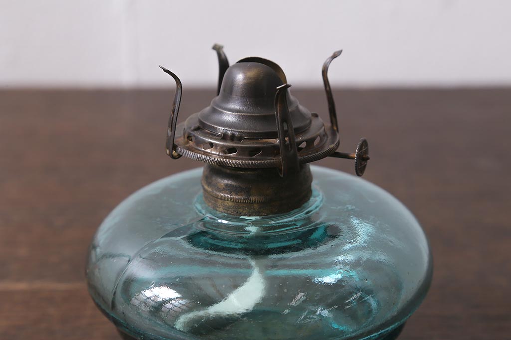 アンティーク雑貨　3分芯　台座付き　薄い青色油壺がおしゃれなオイルランプ(石油ランプ、座敷ランプ)(R-040728)