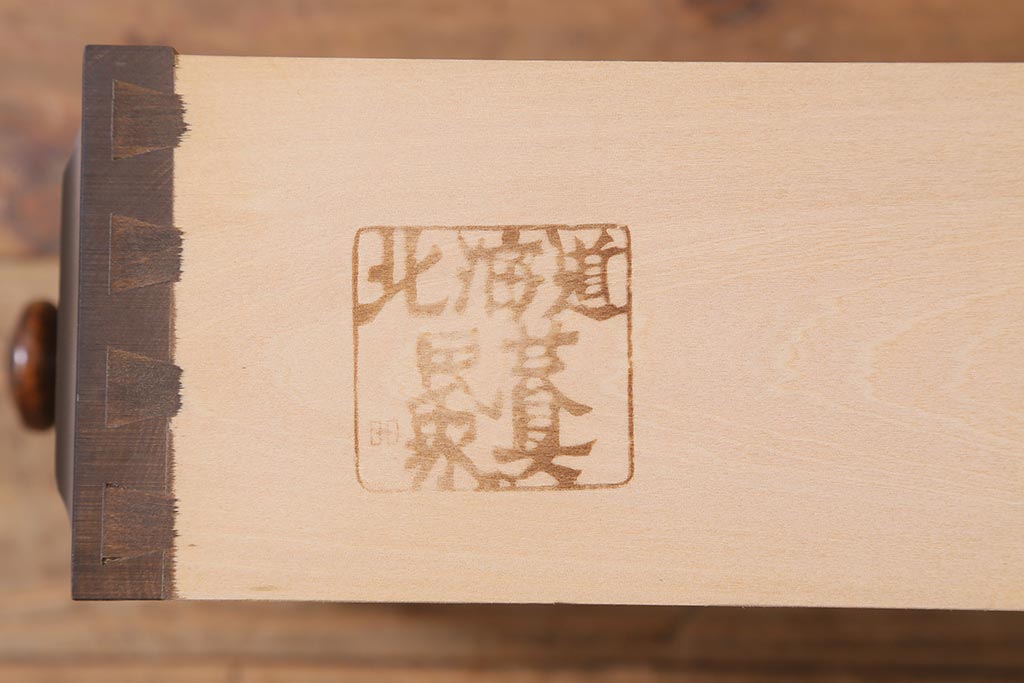 中古　北海道民芸家具　洗練されたデザインが魅力のスリムなチェスト(引き出し、タンス)(R-040729)