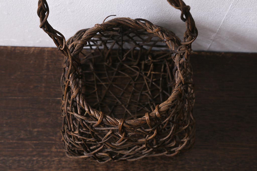 アンティーク雑貨　昭和レトロ　ディスプレイにオススメの古いつる編みのカゴ(ディスプレイ雑貨)(R-040737)