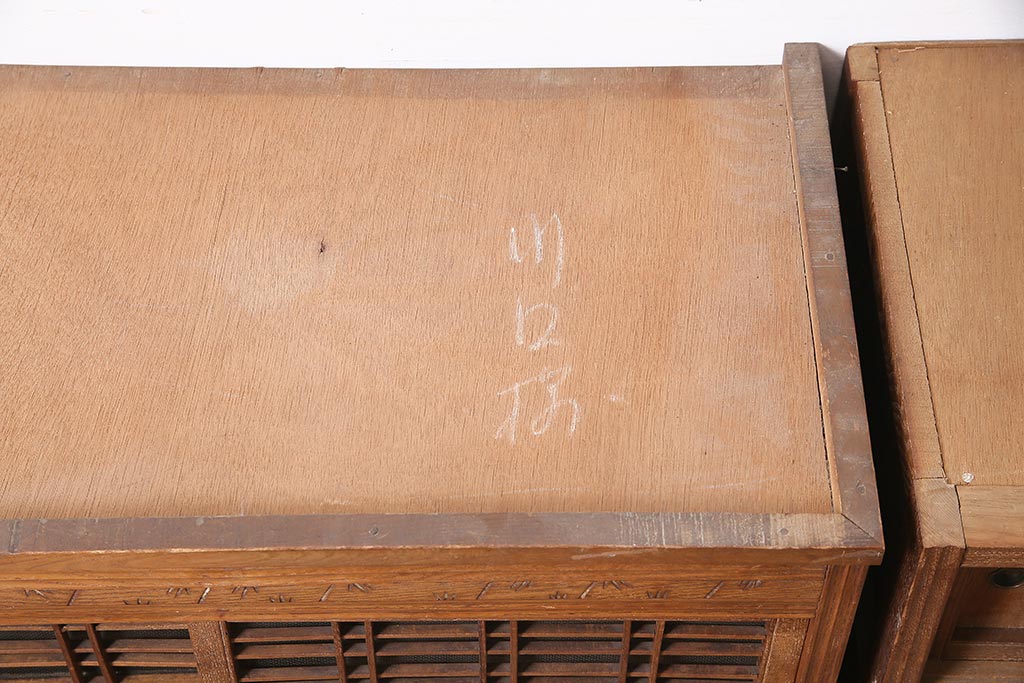 アンティーク家具　昭和初期　京都産　上品さとレトロな雰囲気を併せ持つ戸棚(キャビネット、食器棚、収納棚)(R-040786)