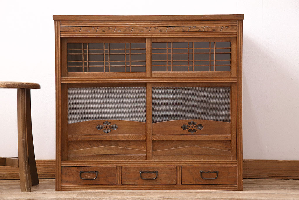 【セミオーダー家具実例】昭和初期の古い戸棚に高品質リペアを施しました。お品物の雰囲気をそのままに、着色なしのクリアワックス塗装で仕上げました。(食器棚、収納棚、キャビネット)
