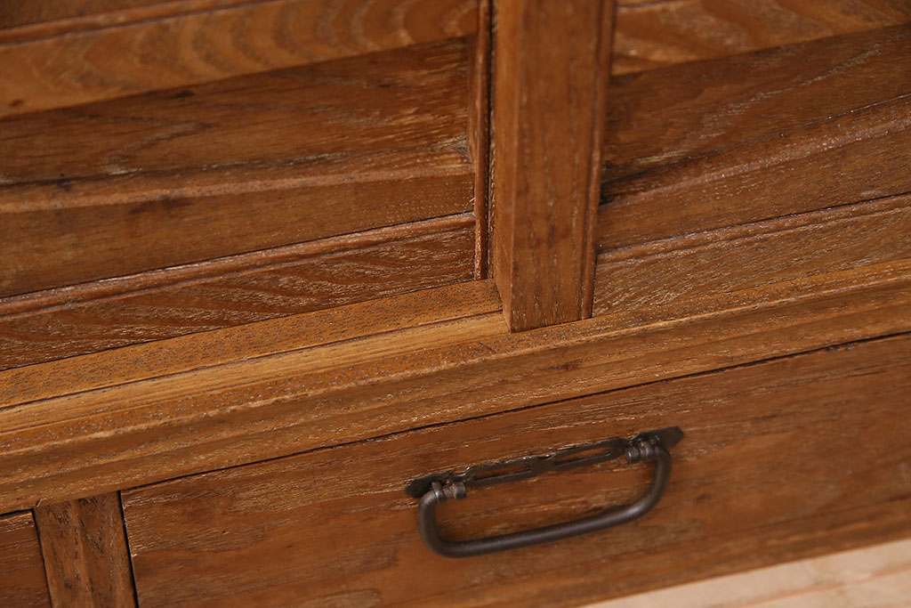 【セミオーダー家具実例】昭和初期の古い戸棚に高品質リペアを施しました。お品物の雰囲気をそのままに、着色なしのクリアワックス塗装で仕上げました。(食器棚、収納棚、キャビネット)