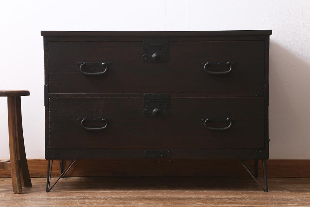 アンティーク家具　脚付きリメイク　味わい深い佇まいの箪笥ローボード(チェスト、引き出し、リビングボード、テレビ台)(R-040793)