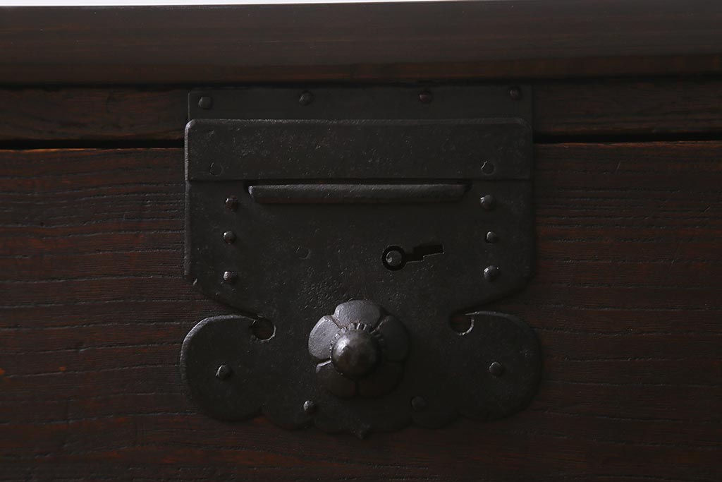 アンティーク家具　脚付きリメイク　味わい深い佇まいの箪笥ローボード(チェスト、引き出し、リビングボード、テレビ台)(R-040793)