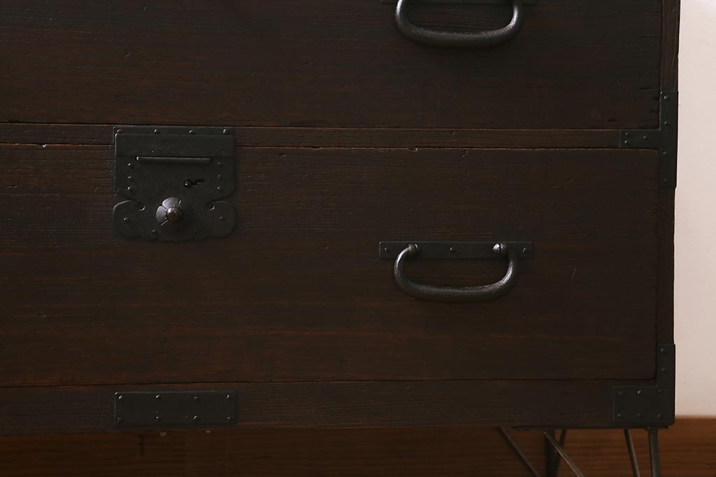アンティーク家具　脚付きリメイク　味わい深い佇まいの箪笥ローボード(チェスト、引き出し、リビングボード、テレビ台)(R-040793)