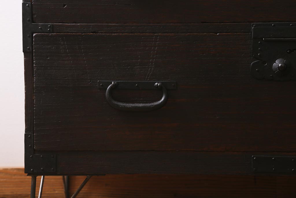 アンティーク家具　脚付きリメイク　味わい深い佇まいの箪笥ローボード(チェスト、引き出し、リビングボード、テレビ台)(R-040793)
